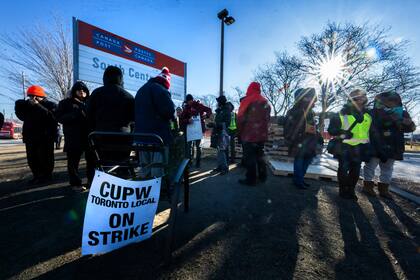 Gobierno canadiense solicita intervención de junta laboral en huelga postal al acercarse Navidad