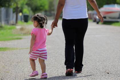 Gobierno de Trump arremete de nuevo contra derecho a la ciudadanía por nacimiento. ¿Qué significa?