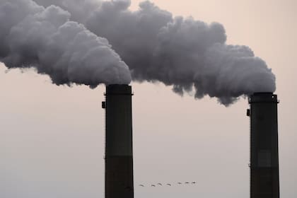 Gobierno de Trump flexibiliza límites a plantas de carbón por emisiones tóxicas