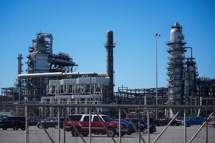 Gobiernos de todo el mundo siguen de cerca sus reservas de petróleo, pero evitan usarlas por ahora