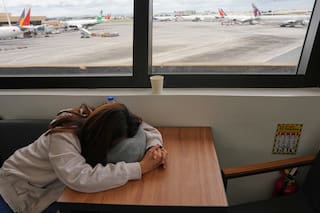 Gobiernos repatrían a viajeros varados mientras se extiende el conflicto en Oriente Medio