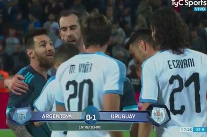 Godín quiere separar, pero Messi y Cavani continúan con los entredichos.