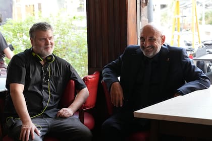Goity junto a Gastón Duprat, entre toma y toma