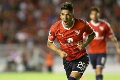 Leandro Fernández festeja el gol de Independiente