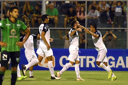 Primer gol de Cecilio Dominguez para Independiente.