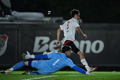 Gol de Dadín a Boca, en el superclásico de Reserva