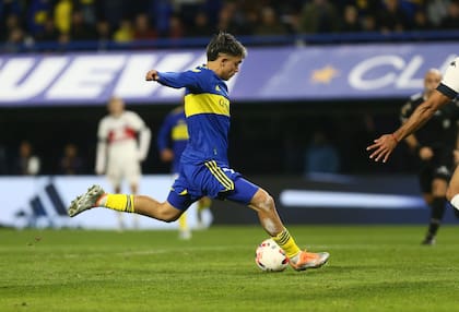 Gol de Exequiel Zeballos a Tigre; el juvenil fue uno de los pocos aciertos en el ciclo de Battaglia