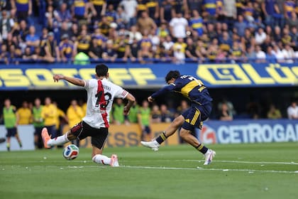 Gol de Exequiel Zeballos ante River, para abrir el último triunfo de Boca en un clásico