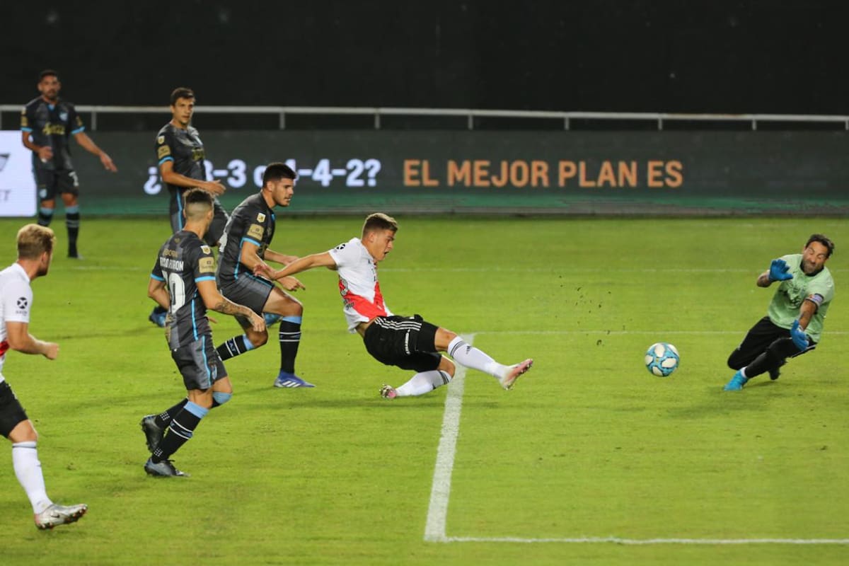 Gol de Girotti para River por la Copa Argentina, frente a Atlético Tucumán; el 9 nunca terminó de convencer del todo a Gallardo