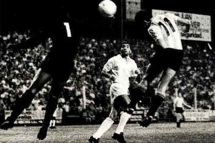 Gol de Juan Ramón "Bruja" Verón a Santos en 1 y 57; en un partido oficial, Estudiantes derrotó por 3-1 al equipo de Pelé.