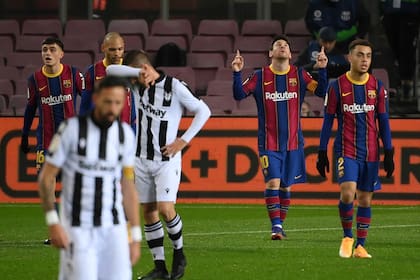 Tras convertir el gol del triunfo, la habitual dedicatoria de Messi