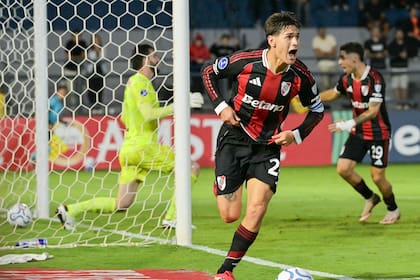 Gol de Lucas Martinez Quarta yendo como 9 por la Copa Sudamericana ante Red Bull Bragantino, en Brasil