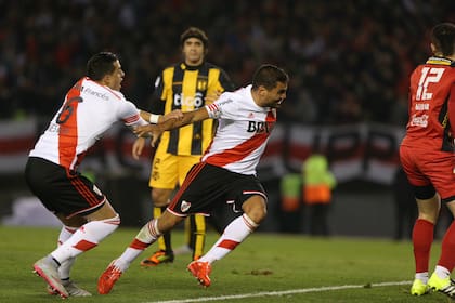 Gol de Mercado a Guaraní en las semifinales de 2015; el lateral fue uno de los pilares de aquel River campeón