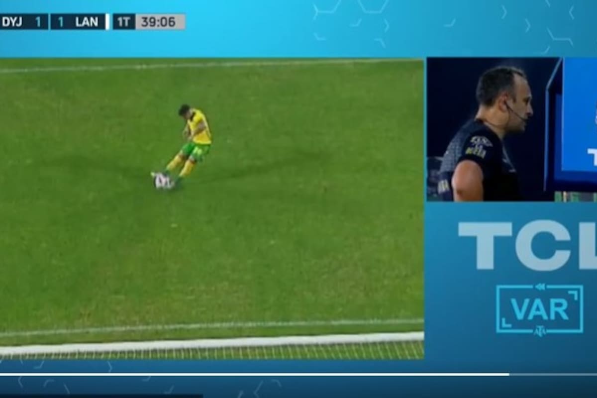 Gol de penal invalidado a Uvita Fernández ante Lanús porque tocó la pelota con los dos pies antes de que ingrese en el arco de Morales
