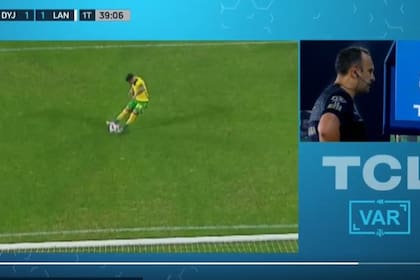 Gol de penal invalidado a Uvita Fernández ante Lanús porque tocó la pelota con los dos pies antes de que ingrese en el arco de Morales