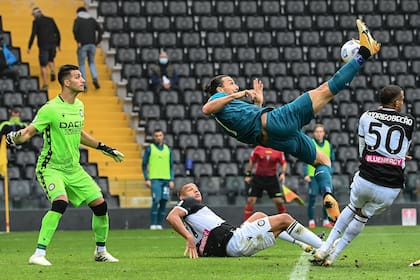 El acrobático gol de Ibrahimovic (lo sufre el arquero argentino Juan Musso) con el que Milan venció 2-1 a Udinese y se consolidó en la cima de la Serie A italiana.