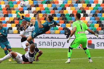 Otra toma del golazo de Zlatan Ibrahimovic para Milan frente a Udinese; el arquero argentino Juan Musso no pudo hacer nada.