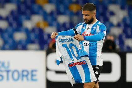 Gol y beso a la 10: el homenaje de Lorenzo Insigne para Diego Maradona.