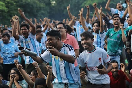 Gol y desahogo entre los hinchas en Bangladesh tras otra remontada de la selección argentina