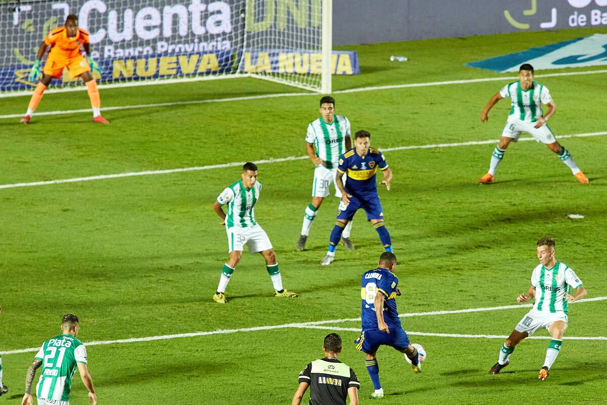 Golazo de Edwin Cardona durante el partido entre Boca y Banfield por la final de la Copa Diego Maradona.