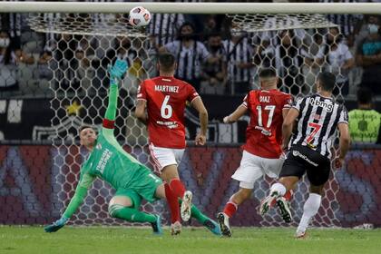 Golazo de Hulk, ante un adelantado Armani, en aquel Atlético Mineiro-River