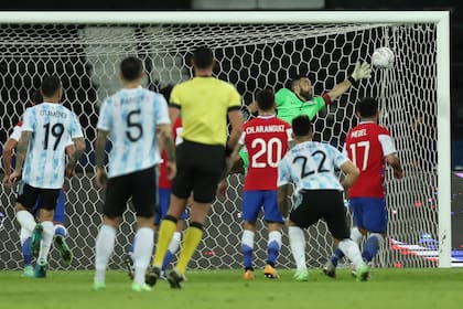 Golazo de Messi de tiro libre para el 1-0 de Argentina; Claudio Bravo no llegó con la estirada