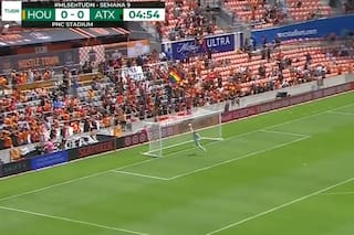 Un golazo desde 50 metros y la artística definición de Alan Velasco