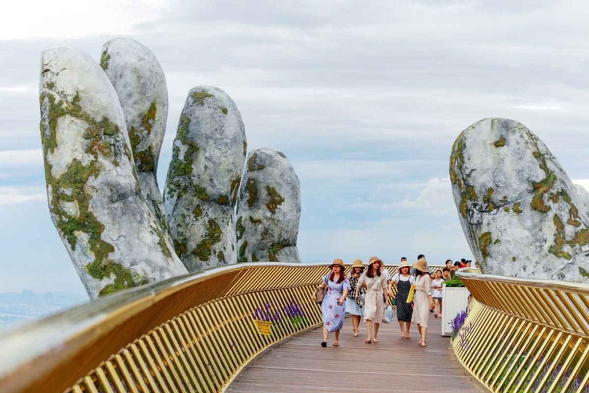 Golden Bridge, un puente sostenido por un par de manos gigantes en Vietnam