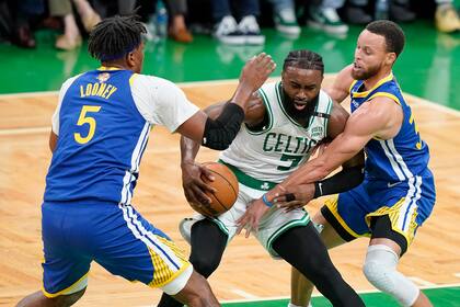Golden State Warriors y Boston Celtics son los principales favoritos al título en la temporada 2022/23