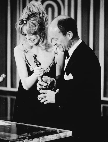 Goldie Hawn entregando el Oscar al mejor actor, en 1971