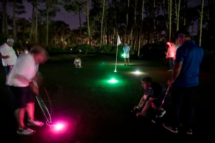Golf nocturno, una experiencia única en el club de Cariló