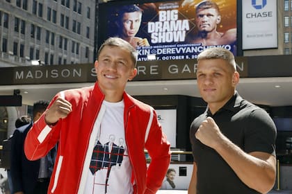 Golovkin y Derevyanchenko en la puerta del Madison, con el anuncio: "Big Drama Show"