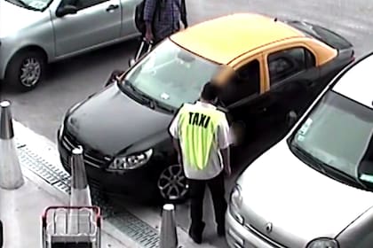 Golpe a la mafia de los taxis en Ezeiza: ordenan detener a diez sospechosos