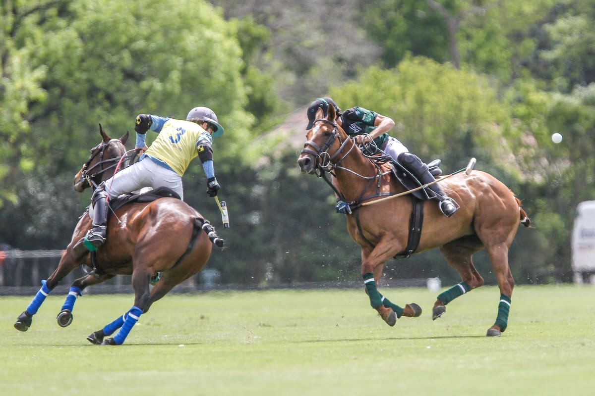 Golpe de cogote de Hilario Ulloa ante el cruce aparentemente riesgoso de Matías Torres Zavaleta, de La Irenita; La Hache fue muy superior a un adversario tres tantos de handicap inferior en su estreno absoluto en el Abierto de Tortugas.