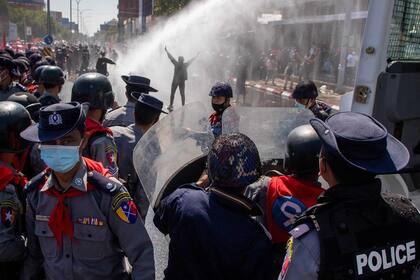 El gobierno reprime a los manifestantes en Myanmar