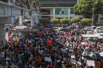 Golpe en Myanmar: el gobierno reprime las manifestaciones y se agrava la crisis política