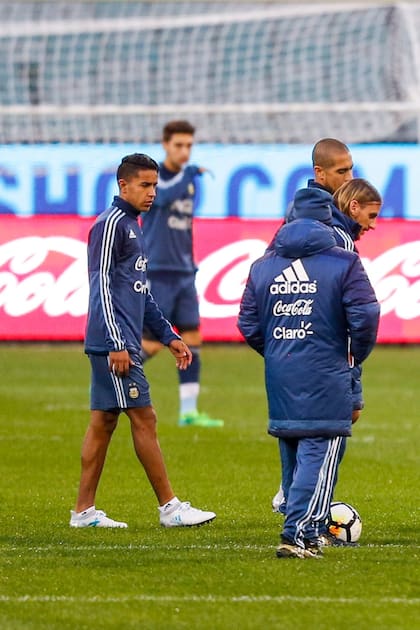 José Luis Gómez escucha a Jorge Sampaoli: la selección trabajó en el estadio de Melbourne donde este viernes enfrentará a Brasil