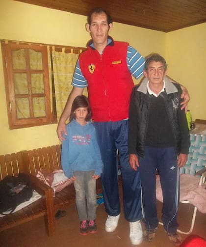 Gómez con su padre y su sobrino en Misiones, durante una de sus visitas a su pueblo natal