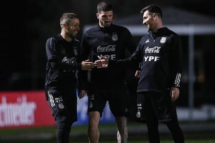 Gómez recordó un divertido momento con Messi y De Paul