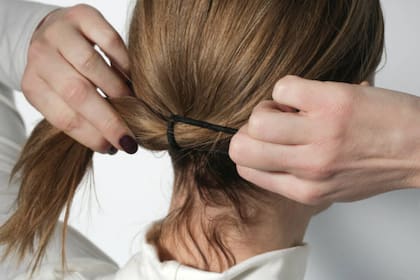 Gomitas de pelo: una "aberración" para la moda de los noventa que ahora regresa, en versión jerarquizada