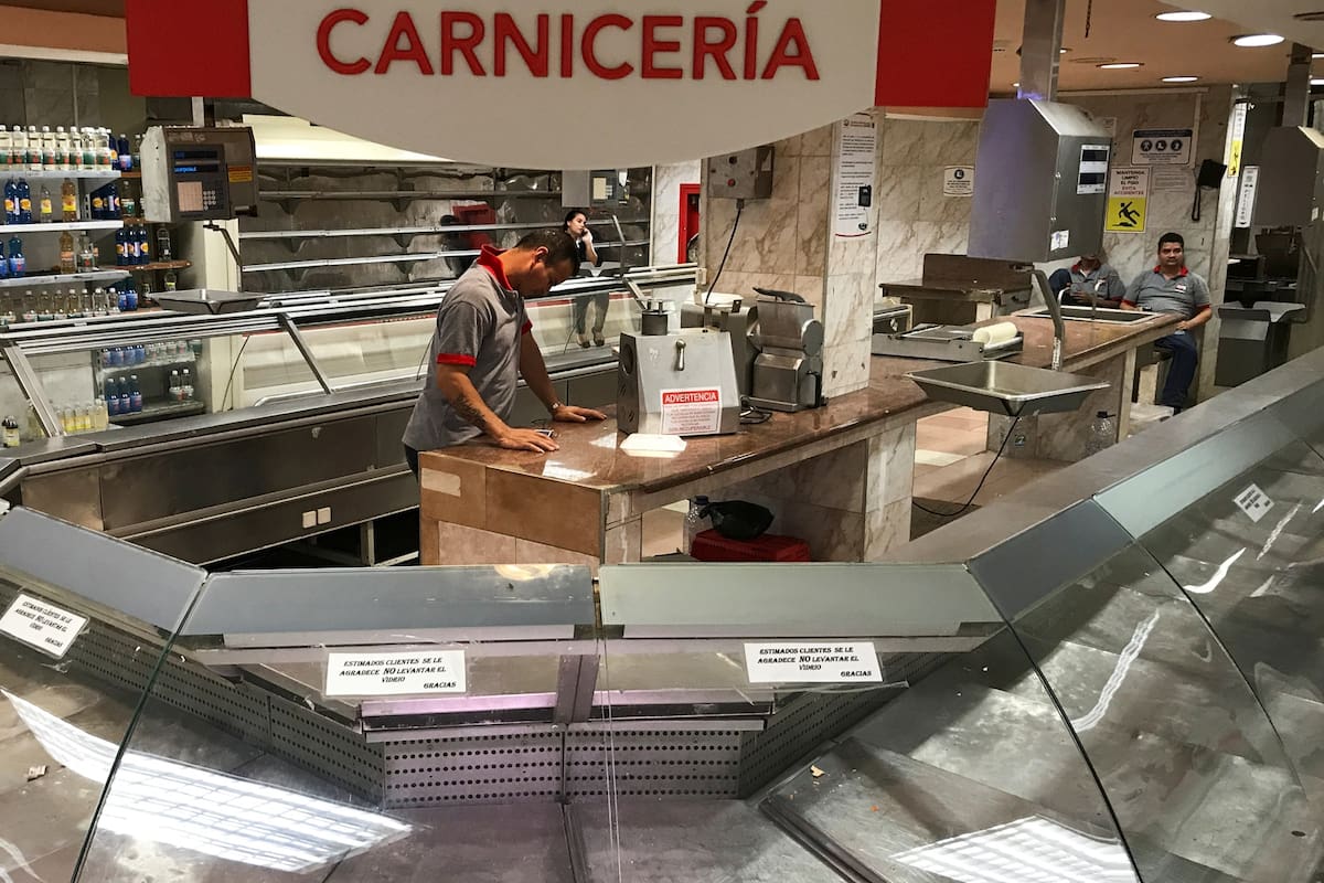 Góndolas vacías en los supermercados de Venezuela