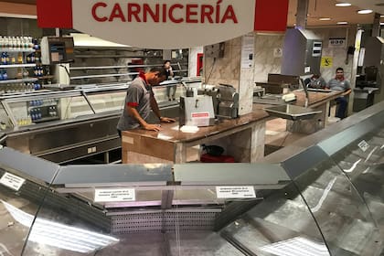 Góndolas vacías en los supermercados de Venezuela