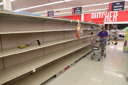Góndolas vacías en una tienda Winn Dixie, en Boynton Beach, Florida