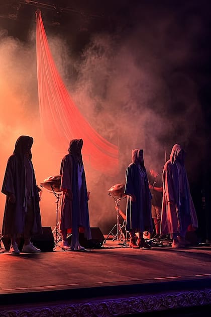 Gonga propone una experiencia que combina música, movimiento y contemplación, con el público como parte activa de cada presentación