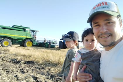 González Bergez junto a sus dos hijos, a quienes busca trasmitir el mismo amor por el campo como lo hizo su padre