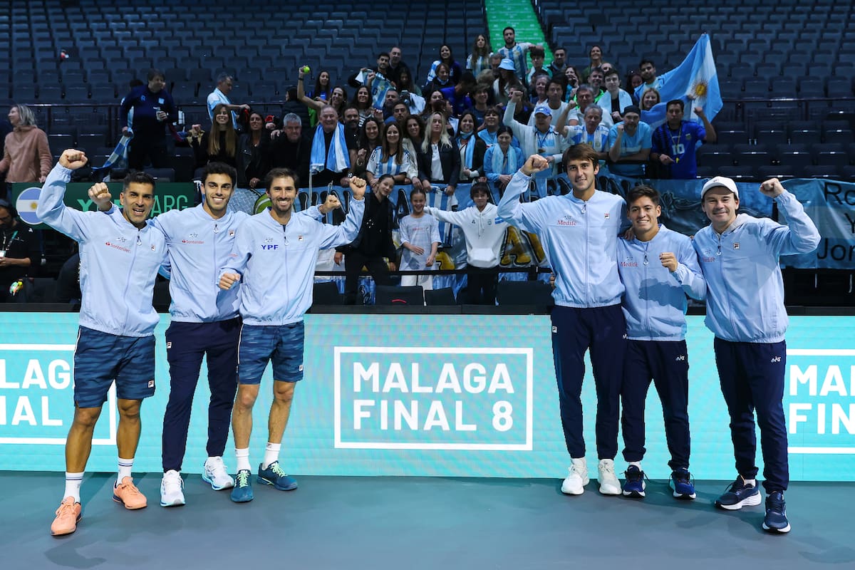 González, Cerúndolo, Molteni, Etcheverry, Báez y Coria, en Manchester, celebrando la clasificación para el Final 8 de la Copa Davis