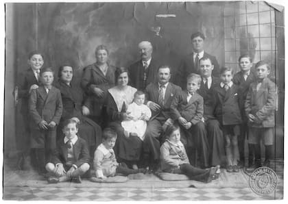 González Chavez. Padrinazgo presidencial el día 30 de septiembre de 1934 al séptimo hijo varón, Agustín Raúl, de los esposos Bonnani y Di Rocco, representado en el acto el Presidente de la Nación por el Jefe de Correos, Francisco Andrade y su esposa.
