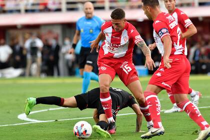 González, con la pelota y River, por el piso