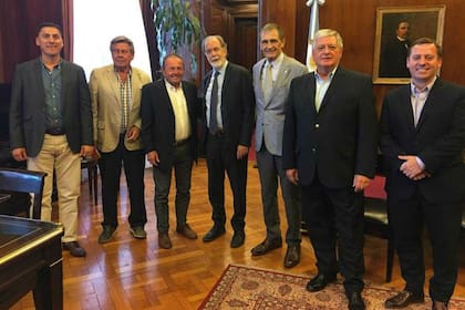 González Fraga, en el centro, con los empresarios del sector