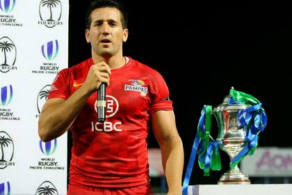 González Iglesias y el trofeo; el apertura se ilusiona con el Mundial